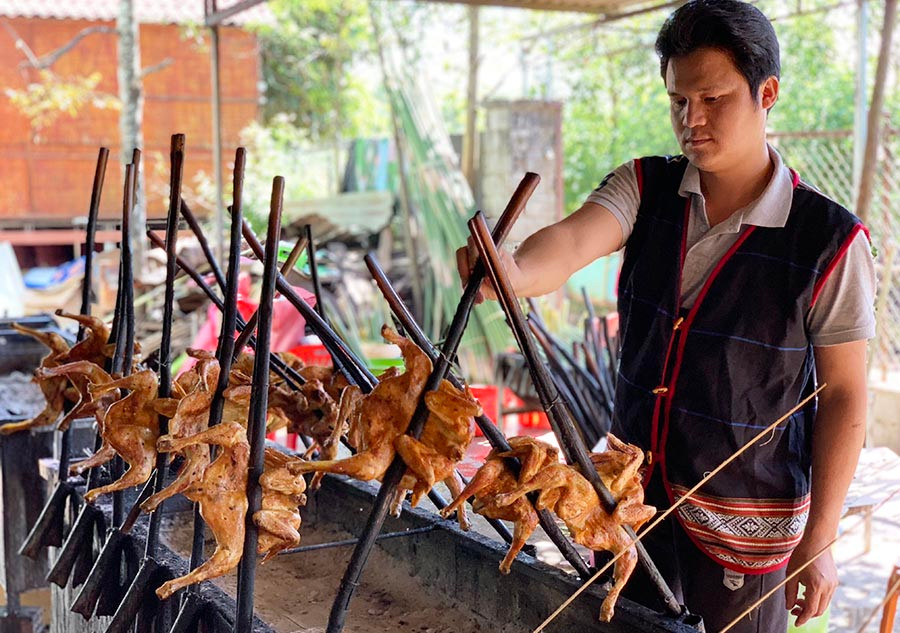Hấp dẫn món gà nướng ở “quán nghệ nhân Ksor H'Nao”. Ảnh: H.N Hấp dẫn món gà nướng ở “quán nghệ nhân Ksor H'Nao”. Ảnh: H.N