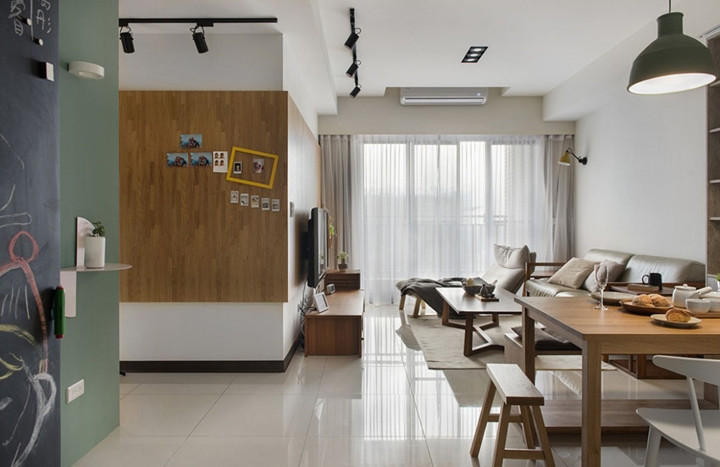 Gạch sàn sáng bóng dễ lau chùi và là sân chơi an toàn cho những đứa trẻ.