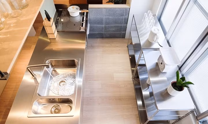 Bàn làm việc gắn liền với tường và có thể gấp gọn lại khi không sử dụng.