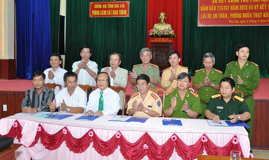 Lễ ký kết thi đua lái xe an toàn, phòng ngừa tai nạn giao thông. Ảnh: L.A Lễ ký kết thi đua lái xe an toàn, phòng ngừa tai nạn giao thông. Ảnh: L.A