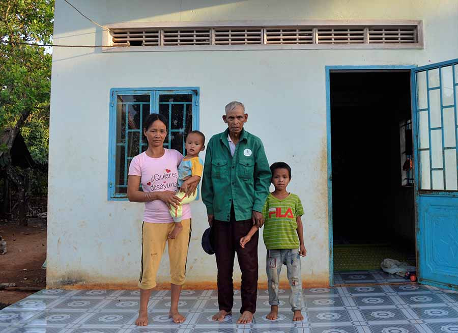  Gia đình thương binh Rơ Châm Yô (làng Bàng, xã Bình Giáo, huyện Chư Prông) bên căn nhà được hỗ trợ xây mới. Ảnh: Đ.Y