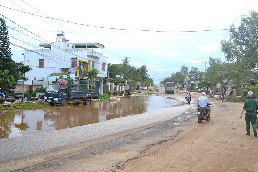 Mưa gây ngập và hư hại đường, làm ảnh hưởng đến lưu thông của người dân. (Ảnh chụp trên đường Tôn Đức Thắng-TP. Pleiku). Ảnh: L.H