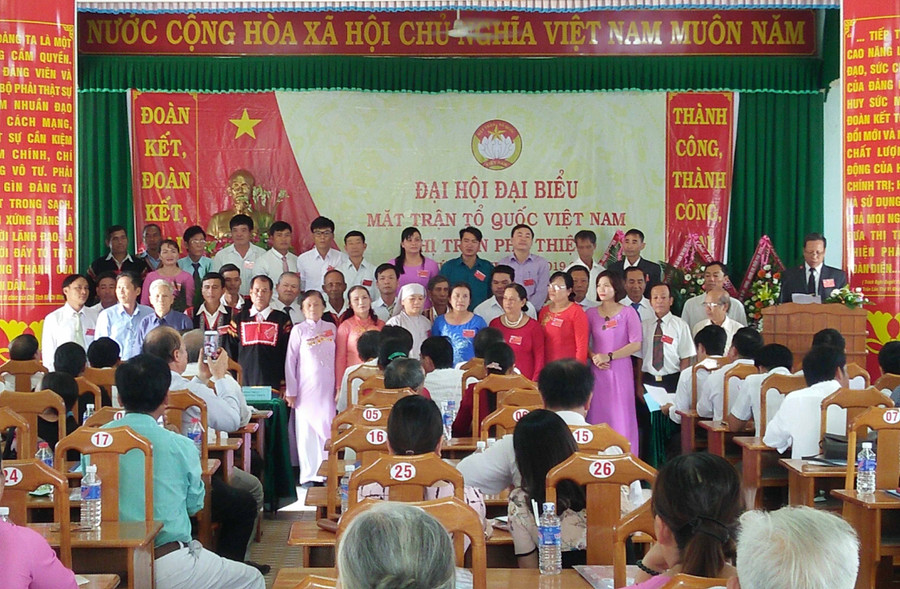 Ra mắt các thành viên Ủy ban MTTQ Việt Nam Thị trấn Phú Thiện, nhiệm kỳ 2019-2024.Ảnh: Đức Phương