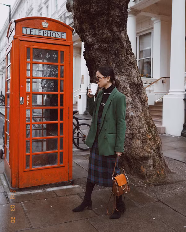 Chân váy ca rô được thể hiện ở nhiều phong cách khác nhau, nhưng tất cả đều chứa đựng hai yếu tố quan trọng là dễ phối đồ và tôn nét thanh lịch cho người mặc