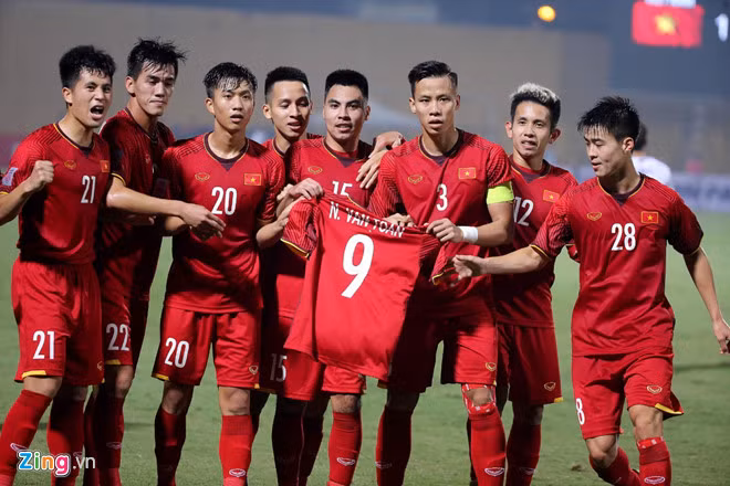 Đồng đội động viên Văn Toàn sau bàn thắng vào lưới Campuchia. Ảnh: Minh Hoàng.