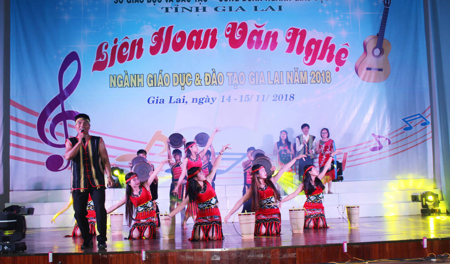 Tiết mục đơn ca của Trường Phổ thông Dân tộc Nội trú THPT Đông Gia Lai được chọn công diễn tại buổi lễ trao giải. Ảnh: Nguyễn Giang