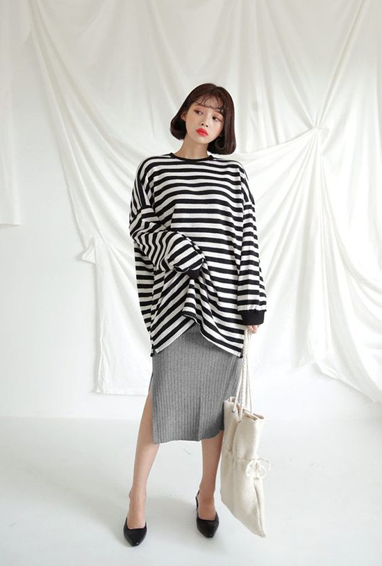 Áo len là dòng trang phục quá quen thuộc nhưng chân váy len lại mang tới điểm nhấn mới mẻ cho xu hướng thu đông 2018.