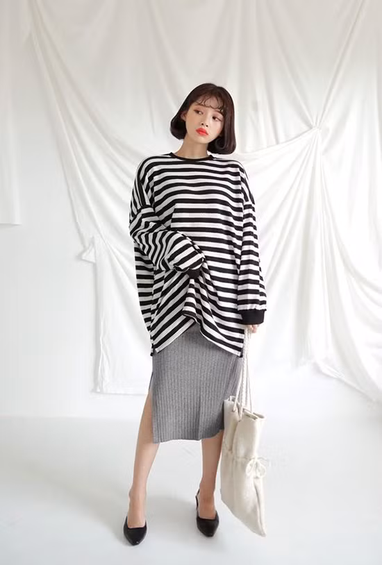 Áo len là dòng trang phục quá quen thuộc nhưng chân váy len lại mang tới điểm nhấn mới mẻ cho xu hướng thu đông 2018.