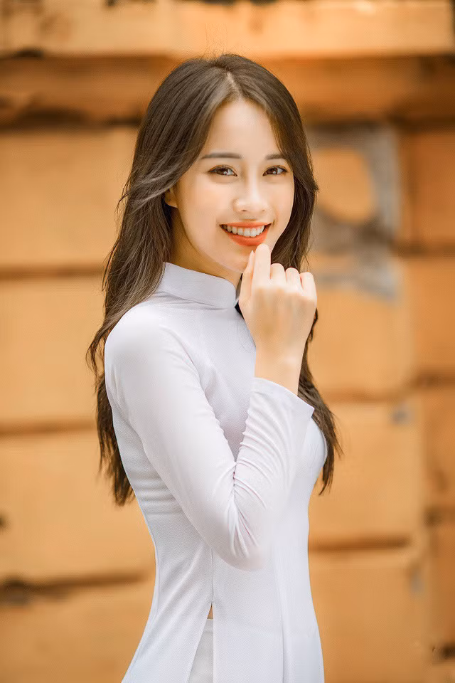 Ngô Thị Mai Phương sinh ngày 29/7/1997, là sinh viên năm cuối khoa Đông Phương học, trường Đại học Khoa học Xã hội và Nhân văn, ĐHQG Hà Nội. Năm 2016, Mai Phương đạt danh hiệu Á khôi 1 Hoa khôi Sinh viên Việt Nam.