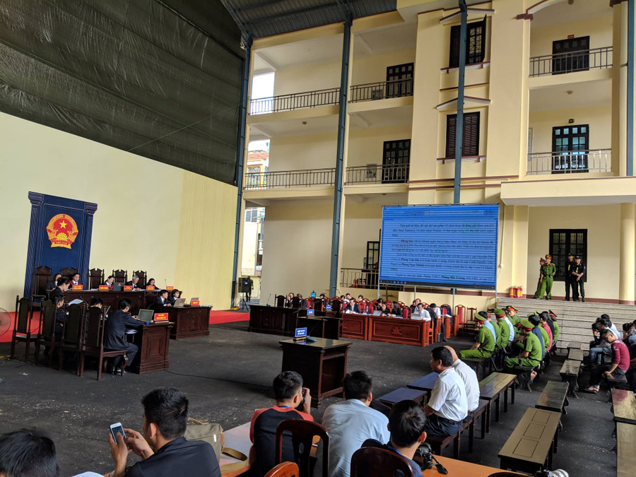 Quang cảnh phiên xét xử sáng 13/11.