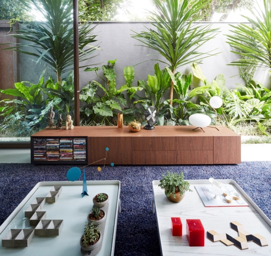 Tủ tivi thấp để không cản tầm nhìn.