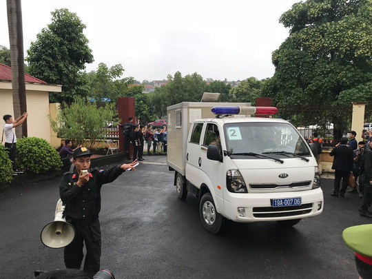 Xe đặc chủng đưa ông Phan Văn Vĩnh cùng các đồng phạm tới tòa Xe đặc chủng đưa ông Phan Văn Vĩnh cùng các đồng phạm tới tòa