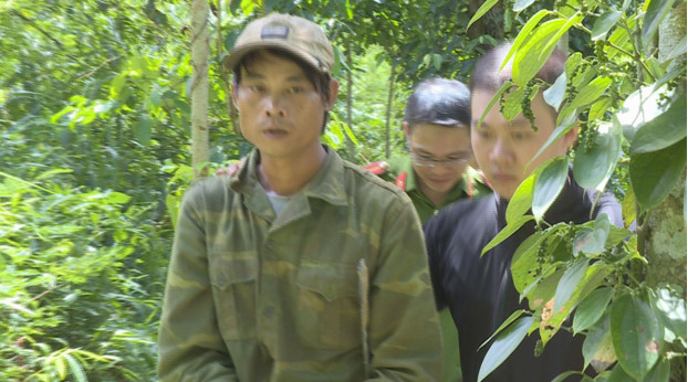 Công an dẫn giải Hà Văn Hoành đến để thực nghiệm hiện trường.