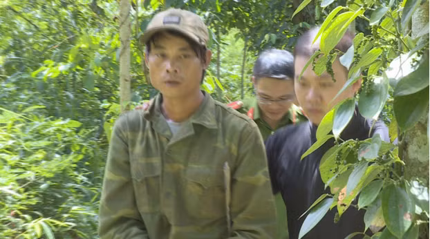 Công an dẫn giải Hà Văn Hoành đến để thực nghiệm hiện trường.