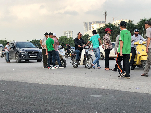 Hàng chục cò vé trước cửa sân vận động Quốc gia Mỹ Đình.