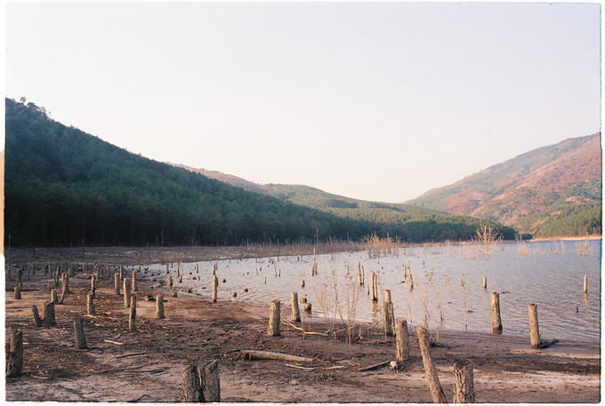 Bạn cũng có thể thuê thuyền để lênh đênh trong lòng hồ.