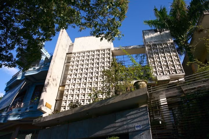 Chắn nắng, chống nóng. Ngôi nhà dân gian xưa hay có tấm mành, tấm giại chắn nắng ở phía trước. Những công trình thời thuộc Pháp có đặc trưng với hệ cửa chớp bên ngoài giúp thông thoáng khí và rất linh hoạt khi sử dụng. Các công trình hiện đại có những hệ lam, tường hoa... chắn nắng. 