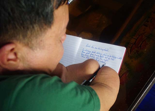 "Tôi còn đôi mắt, còn đôi chân, còn một phần của đôi tay, lẽ nào lại đầu hàng số phận?", cựu chiến binh Nguyễn Văn Linh nói.