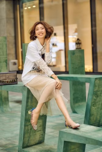 Trong bộ ảnh mới, Thúy Ngân hướng hình ảnh của mình trở thành một quý cô khi thì dịu dàng, lúc lại cá tính, quyến rũ.