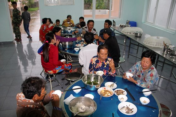  Buổi ăn sáng do bộ đội biên phòng Cửa Đại chăm lo cho người dân.