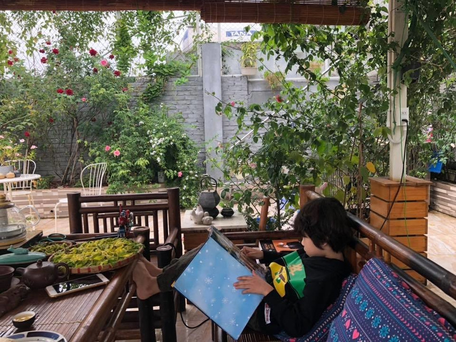 Sân thượng nhà chị Thúy rộng đẹp như một "chốn thần tiên" tách biệt hoàn toàn cuộc sống xô bồ, bức bối phía dưới. Vì thế đây trở thành không gian được các thành viên trong gia đình yêu thích nhất. Ngày cuối tuần các con chị "cắm rễ" trên này, lúc học bài, lúc chơi. Sân thượng nhà chị Thúy rộng đẹp như một