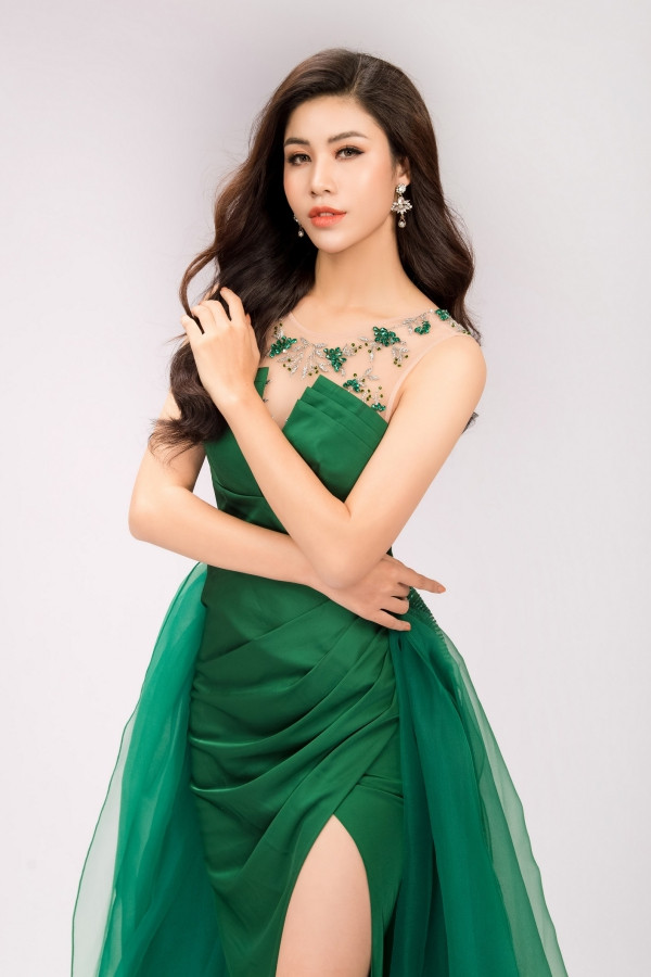 Thiết kế này từng được Miss Grand International 2014 mặc dẫn chương trình đêm bán kết cuộc thi Miss Grand International 2018 vừa qua tại Myanmar. 