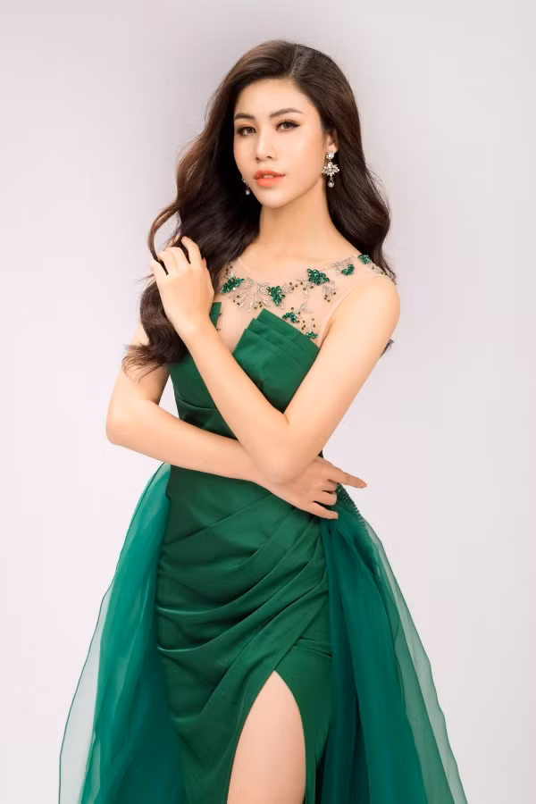 Thiết kế này từng được Miss Grand International 2014 mặc dẫn chương trình đêm bán kết cuộc thi Miss Grand International 2018 vừa qua tại Myanmar. 