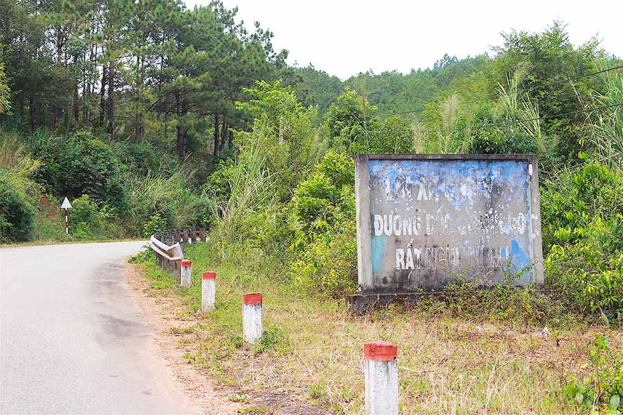  Một biển báo đã bong tróc gần hết nội dung. Ảnh: Hồng Thi