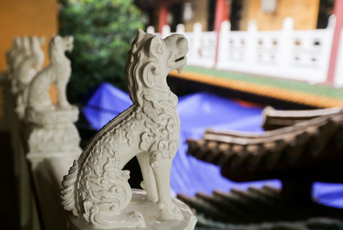 Quanh hành lang chùa trang trí những con nghê màu trắng, điêu khắc tinh xảo theo một hàng thẳng. Quanh hành lang chùa trang trí những con nghê màu trắng, điêu khắc tinh xảo theo một hàng thẳng.