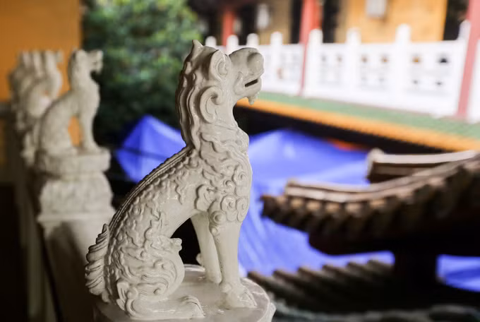 Quanh hành lang chùa trang trí những con nghê màu trắng, điêu khắc tinh xảo theo một hàng thẳng.