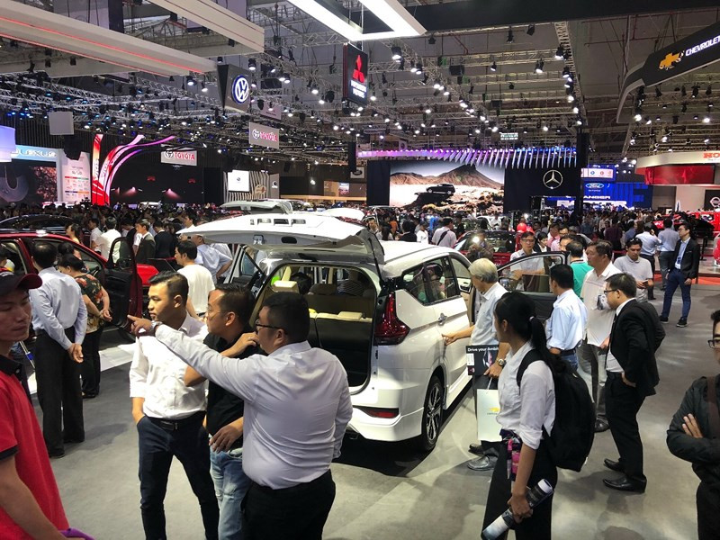  Thị trường ô tô cuối năm được dự báo sôi động khi các hãng xe đua nhau giảm giá ưu đãi thu hút khách hàng. (Ảnh: QH)