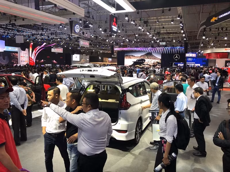  Thị trường ô tô cuối năm được dự báo sôi động khi các hãng xe đua nhau giảm giá ưu đãi thu hút khách hàng. (Ảnh: QH)