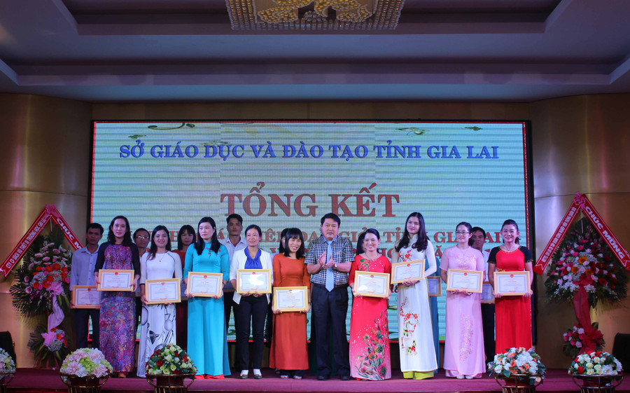 Ông Nguyễn Tư Sơn-Giám đốc Sở GD-ĐT trao giấy khen cho giáo viên tại lễ tổng kết. Ảnh Nguyễn Giang