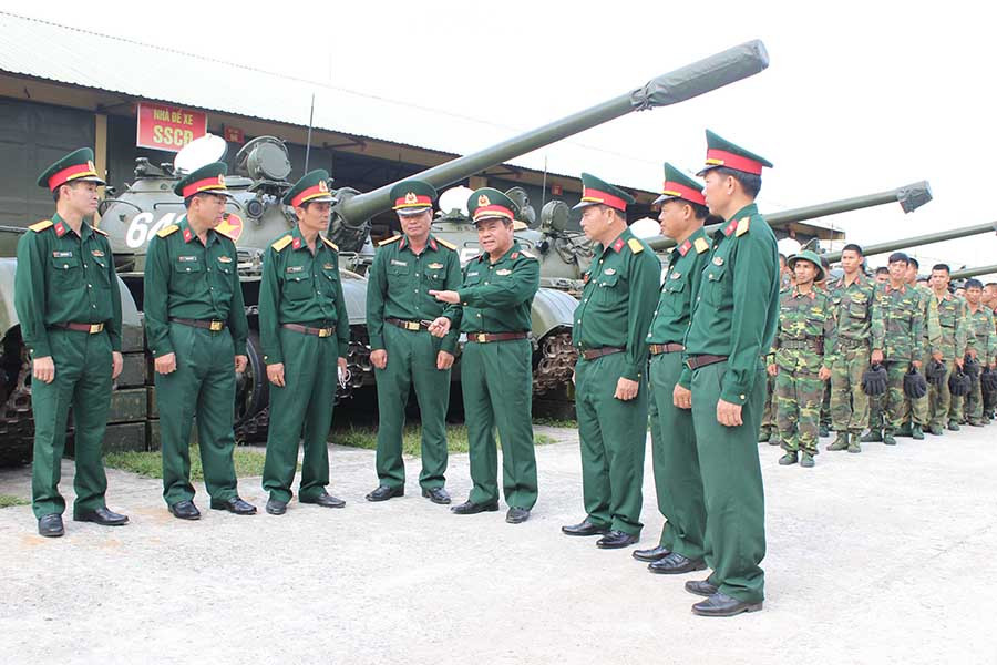  Kiểm tra công tác sẵn sàng chiến đấu của các xe tăng ở Lữ đoàn 273. Ảnh: V.H