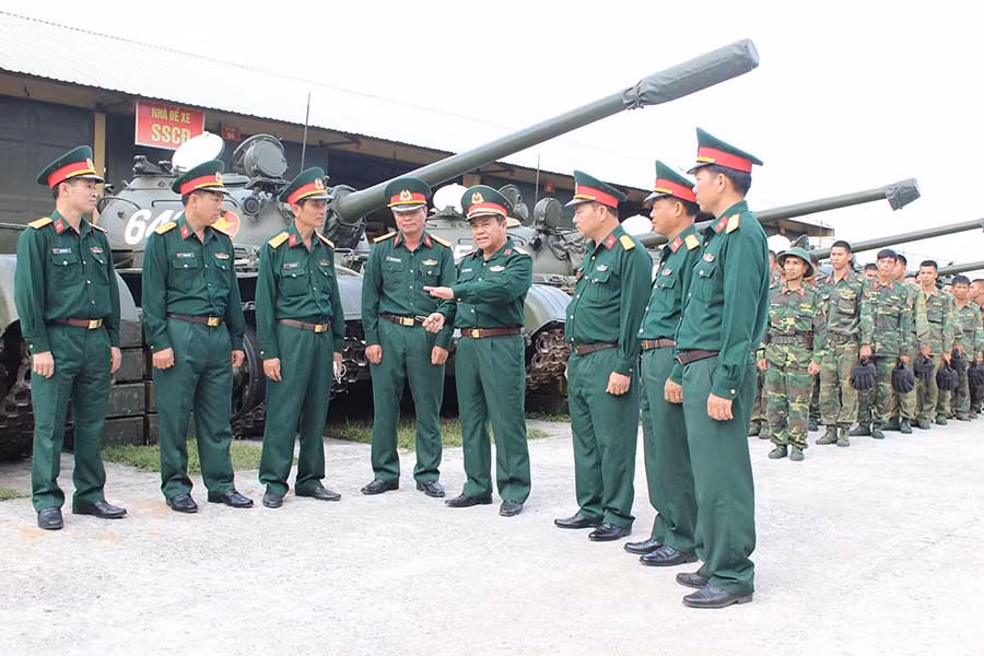  Kiểm tra công tác sẵn sàng chiến đấu của các xe tăng ở Lữ đoàn 273. Ảnh: V.H