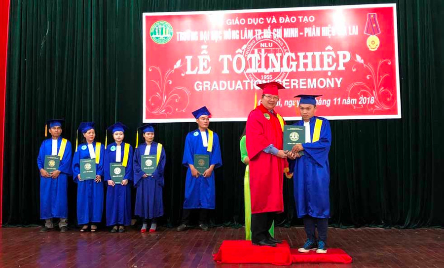 Tiến sĩ Trần Đình Lý (áo đỏ) trao bằng tốt nghiệp cho các sinh viên. Ảnh: Phan Lài