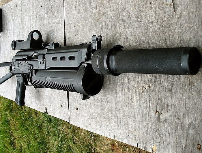 Nguyên mẫu của Bizon không có ray Picatinny để gắn thêm phụ kiện, tuy nhiên xạ thủ vẫn có thể trang bị thêm các ray này bằng hệ thống đai kẹp tương tự như trên súng AK.