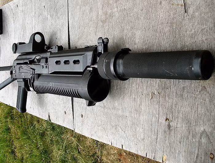 Nguyên mẫu của Bizon không có ray Picatinny để gắn thêm phụ kiện, tuy nhiên xạ thủ vẫn có thể trang bị thêm các ray này bằng hệ thống đai kẹp tương tự như trên súng AK.