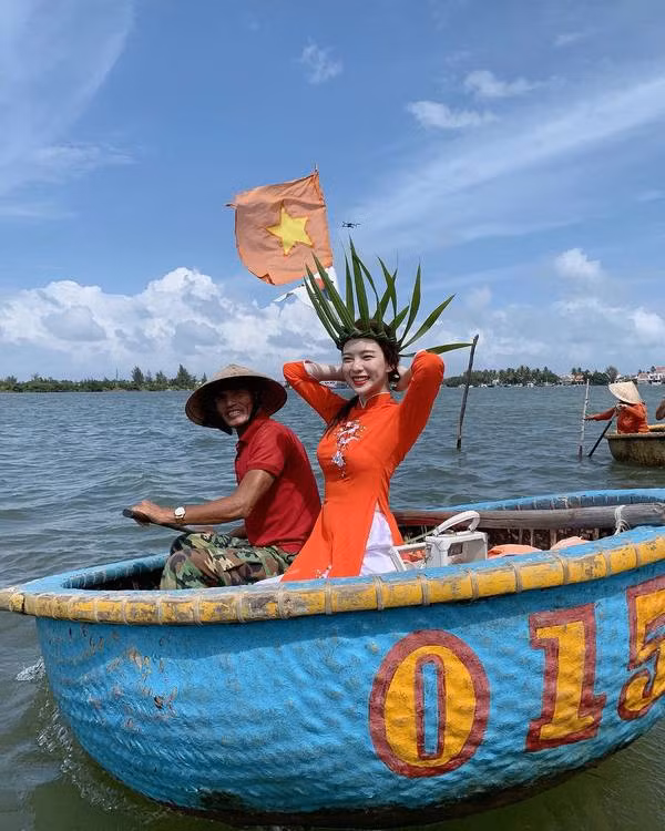 "Tôi phải sống ở đây và viết lách thôi", hot girl bày tỏ sau chuyến tham quan rừng dừa.