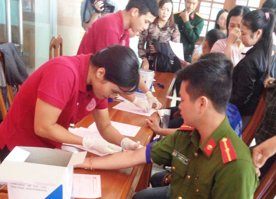 Xét nghệm máu trước khi lấy máu. Ảnh: Hồng Ngọc