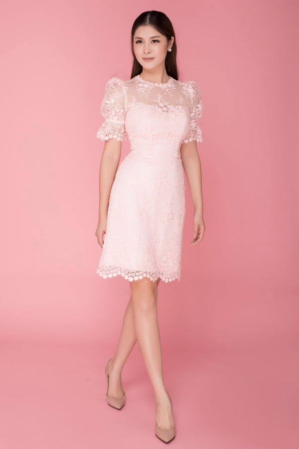 Nhà thiết kế Đức Vincie giới thiệu các thiết kế phom dáng đơn giản, tôn nét thanh lịch người mặc. Thủy Anh - bà xã Đăng Khôi - làm mẫu cho các thiết kế này.