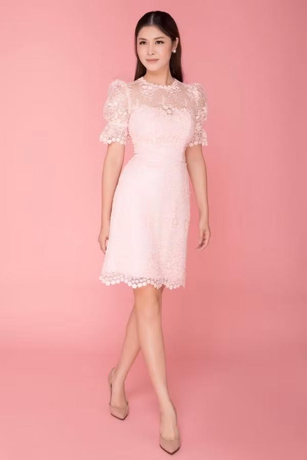 Nhà thiết kế Đức Vincie giới thiệu các thiết kế phom dáng đơn giản, tôn nét thanh lịch người mặc. Thủy Anh - bà xã Đăng Khôi - làm mẫu cho các thiết kế này.