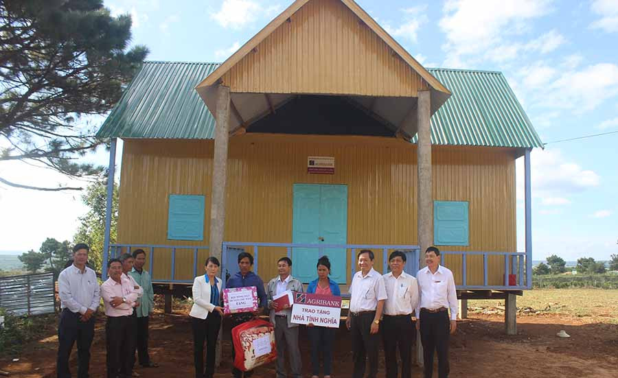 Tặng nhà tình nghĩa cho anh Khit. Ảnh: Sơn Ca