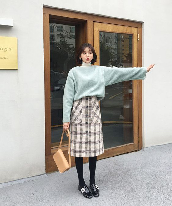 Vải tweed thường được sử dụng để may các kiểu áo cape, vest, blazer nhưng khi được dùng làm chân váy nó lại mang tới nét thanh lịch và hiện đại cho phái đẹp.