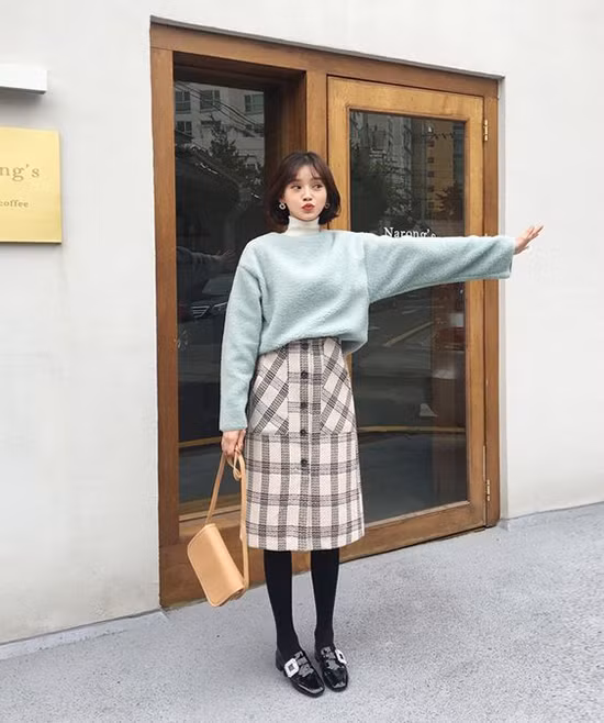 Vải tweed thường được sử dụng để may các kiểu áo cape, vest, blazer nhưng khi được dùng làm chân váy nó lại mang tới nét thanh lịch và hiện đại cho phái đẹp.