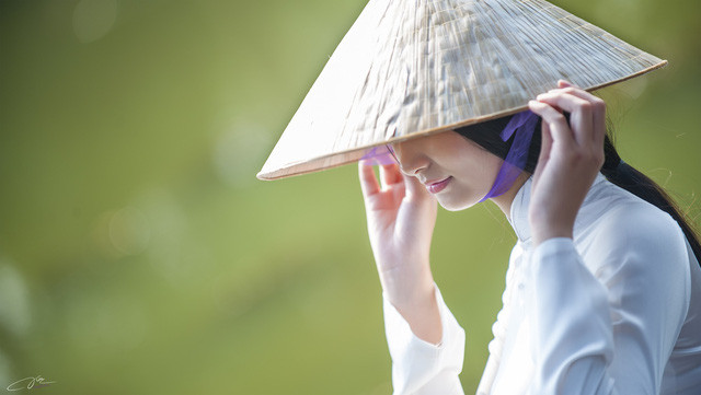  Vành nón lá che nghiêng và tà áo dài trắng tinh khôi