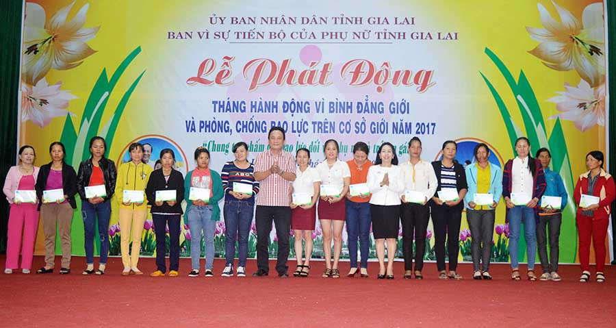  Tặng quà cho các cặp vợ chồng trước đây hay xảy ra bạo lực nay đã hạnh phúc tại lễ phát động năm 2017. Ảnh: Đ.Y