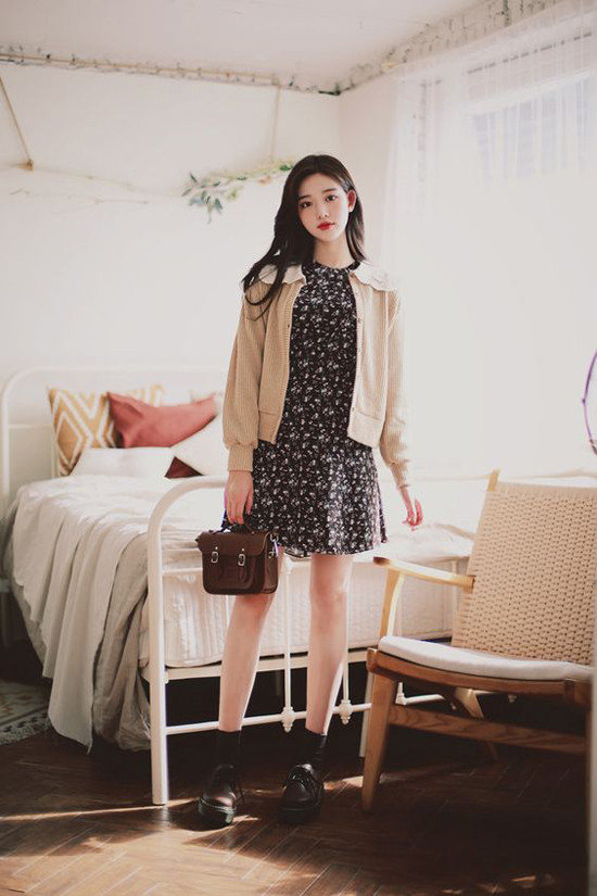 Váy hoa xinh xắn ở mùa hè vẫn có thể sử dụng trong mùa se lạnh khi được phối cùng mẫu áo khoác len dáng cổ điển. Váy hoa xinh xắn ở mùa hè vẫn có thể sử dụng trong mùa se lạnh khi được phối cùng mẫu áo khoác len dáng cổ điển.