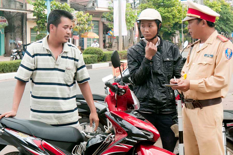  Lực lượng Cảnh sát Giao thông tăng cường xử lý các hành vi vi phạm là nguyên nhân dẫn đến tai nạn giao thông. Ảnh: Đức Thụy