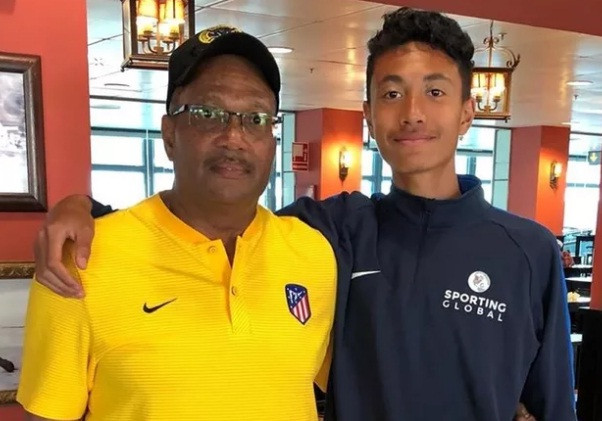 Ông Phillip Chandler và con trai Kenny Phi Hoang. Ông Phillip Chandler và con trai Kenny Phi Hoang.